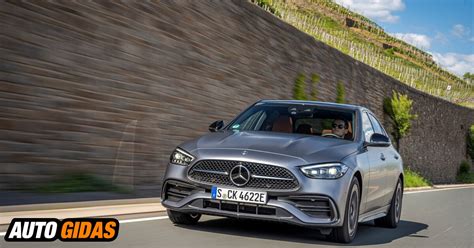 Tematinė nuotrauka: modernus, ekonomiškos klasės automobilis važiuojantis mieste