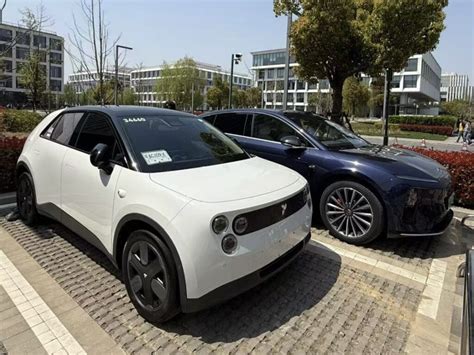Tematinė nuotrauka: kompaktiškas, modernus elektromobilis