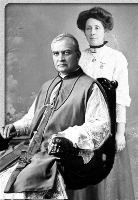 Schema, iliustruojanti skirtingų padangų protektorių raštus ir jų įtaką sukibimui su sniegu ir ledu.