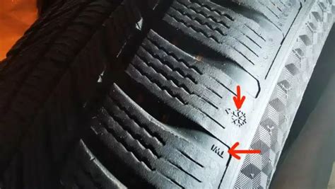 automobilio padanga su aiškiai matomu protektoriaus raštu