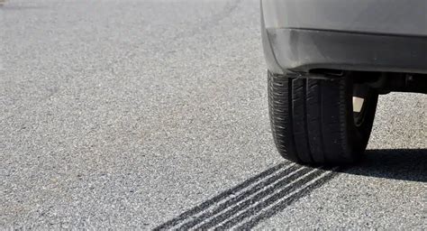 automobilis stabdantis ant sauso asfalto, padangų žymės