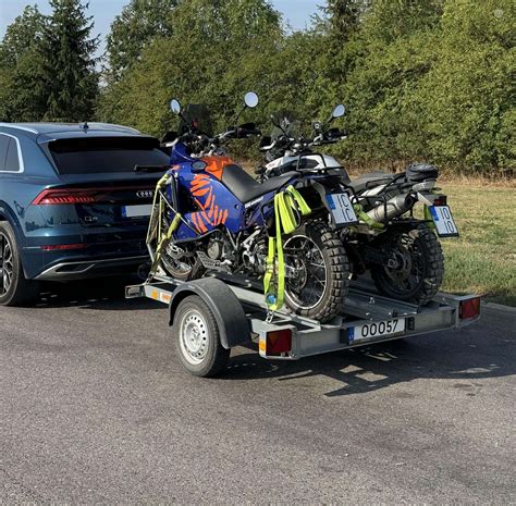 Priekaba su uždėtais keturračiais ir krosiniu motociklu
