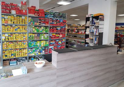 automobilių dalių parduotuvės vitrina su žibintais