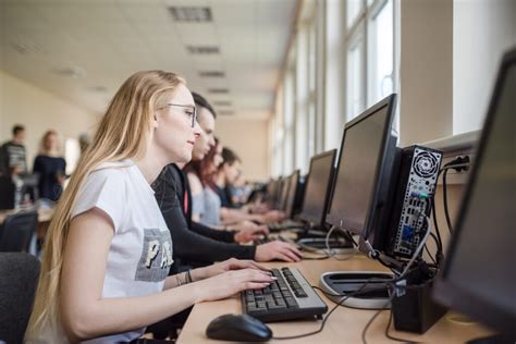 Informatikos inžinerijos studentai prie kompiuterių