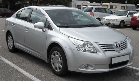 Pirmosios kartos Toyota Avensis sedano ir hečbeko nuotrauka