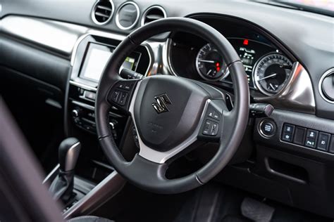 Saugos sistemų veikimo principo infografika Suzuki Vitara