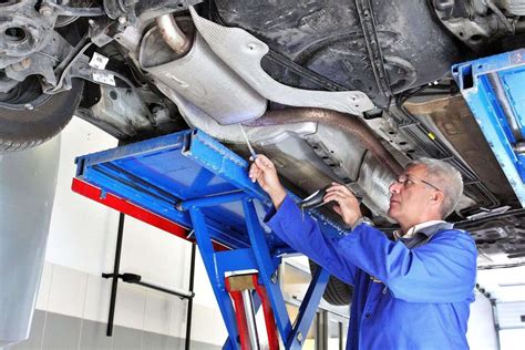 mechaniko rankos keičiančios automobilio tepalus