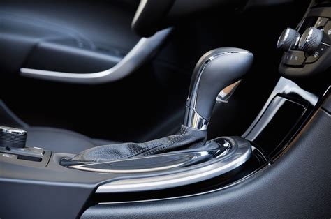 Teminė nuotrauka su automatine pavarų dėžės svirtimi ir jos režimais