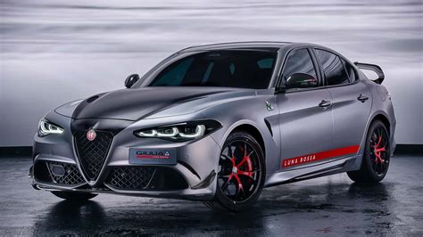Alfa Romeo automobilių serviso interjeras, meistras atlieka diagnostiką