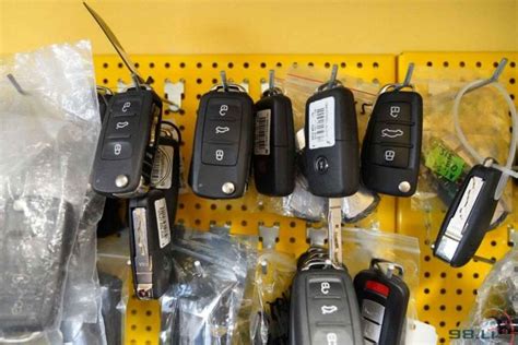 scheminis automobilio raktų su skirtingomis funkcijomis palyginimas