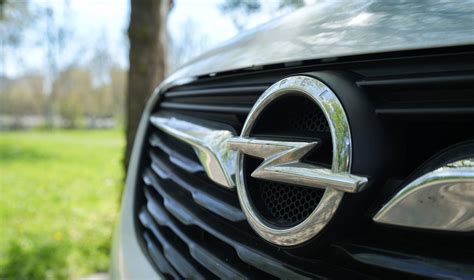 Teminė nuotrauka, vaizduojanti modernią „Opel“ atstovybę su naujais automobiliais