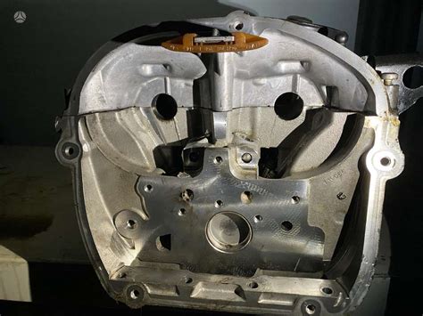 Volkswagen Passat variklio dangčio fiksatoriaus schema