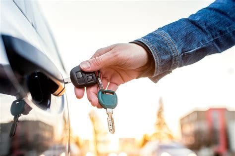 Teminė nuotrauka, vaizduojanti automobilio centrinį užraktą arba raktelį