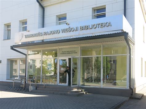 BMW, įsirėžęs į Jurbarko bibliotekos pastatą, vaizdas
