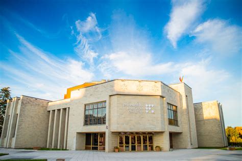 Jurbarko viešosios bibliotekos fasado pažeidimai po avarijos