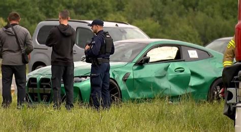 Vaikas spalvina BMW automobilio piešinį