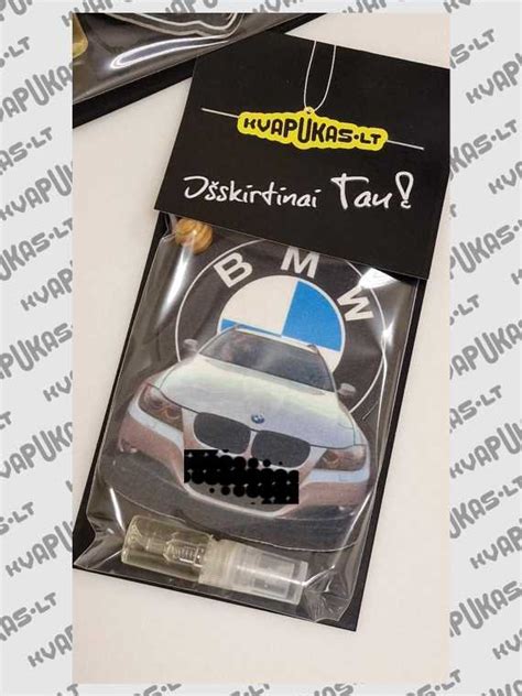 Stilinga BMW automobilio nuotrauka su vaiku šalia