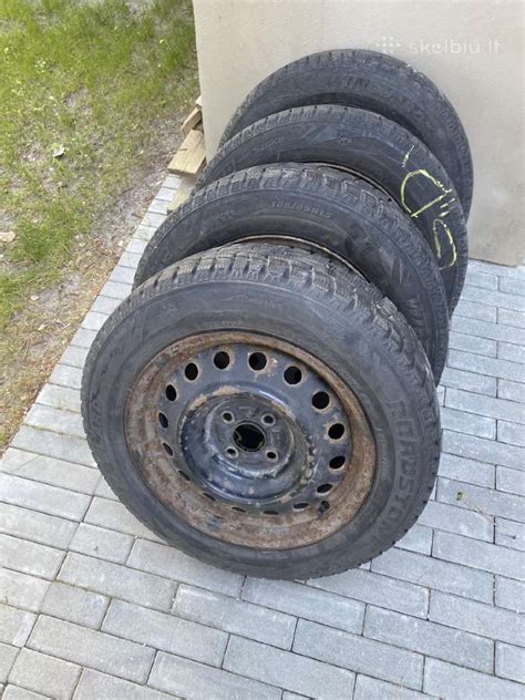 Nuotrauka su skirtingų tipų automobilio ratlankiais: skardiniais ir lieti.