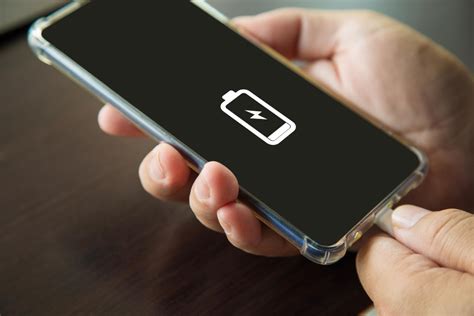 Teminė nuotrauka, iliustruojanti telefono baterijos gedimo požymius: greitai išsikraunanti baterija, netikėtas išsijungimas.