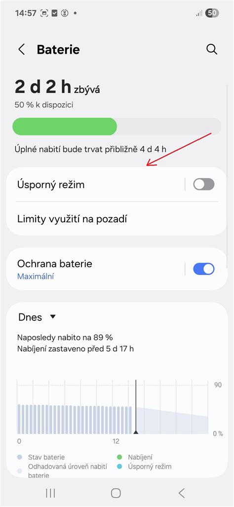 Schematinis vaizdas, iliustruojantis Samsung telefono baterijos keitimo procesą.