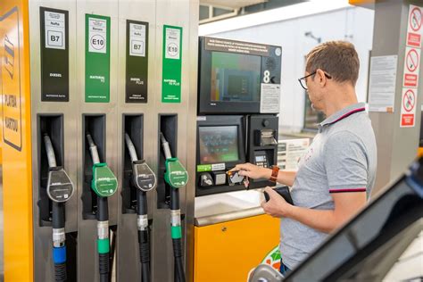 paveikslėlis su E10 benzino žymėjimu ir įspėjimu