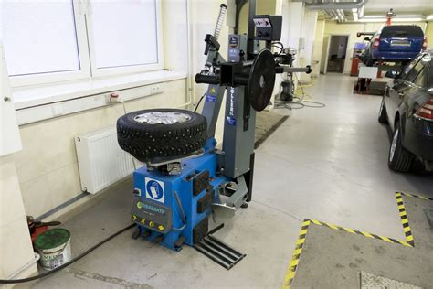 Meistro, keičiančio tepalus automatinėje pavarų dėžėje, darbo eiga
