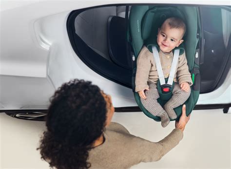 Teminis automobilinės kėdutės Maxi-Cosi Pebble 360 Pro nuotrauka su kūdikiu