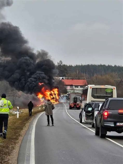 Teminė nuotrauka su automobilio avarija ir asmenimis