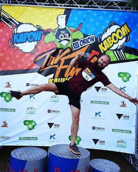 Tematinė nuotrauka: žmogus sportuoja ant kilimėlio