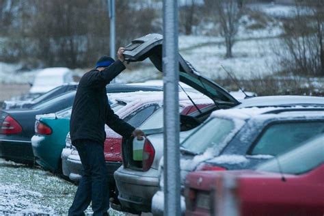 Teminė nuotrauka, vaizduojanti automobilį žiemos sąlygomis ir akumuliatorių