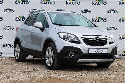 Nuotrauka, vaizduojanti Opel Mokka automobilio bagažinę su matomu akumuliatoriumi po grindimis.