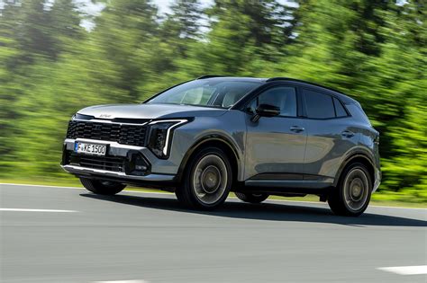 KIA Sportage važiuojantis keliu