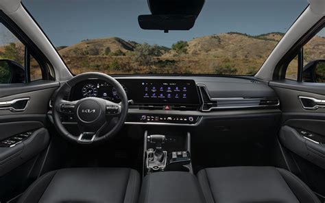 KIA Sportage interjeras su lenktais ekranais