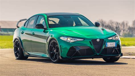 Alfa Romeo Giulia važiuoja per Italijos kaimo kraštovaizdį
