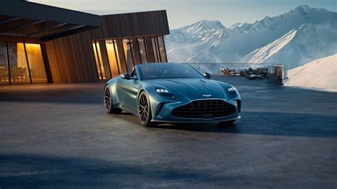 Aston Martin Vantage sportinis automobilis prie Anglijos dvaro