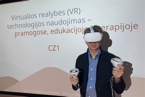 Tematinė nuotrauka: žmogus, dėvintis VR akinius ir sėdintis vairavimo simuliatoriuje