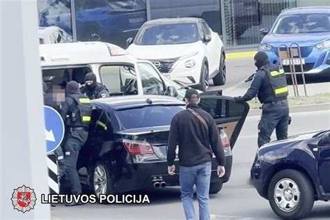 Jaunas vyras intensyviai mokosi užsienio kalbos, naudodamasis nešiojamuoju kompiuteriu ir užrašais