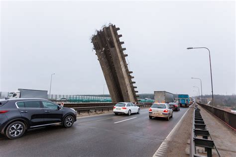 Schematinis Renault Megane Scenic galinio tilto vaizdas su išskirtais komponentais: tiltas, sailenblokai, guoliai.