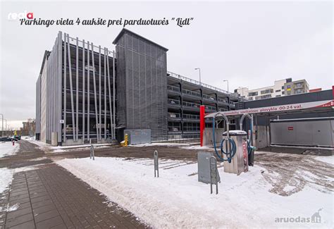 Nuotrauka: Automobiliai parkuojasi daugiaaukštėje aikštelėje Santariškėse