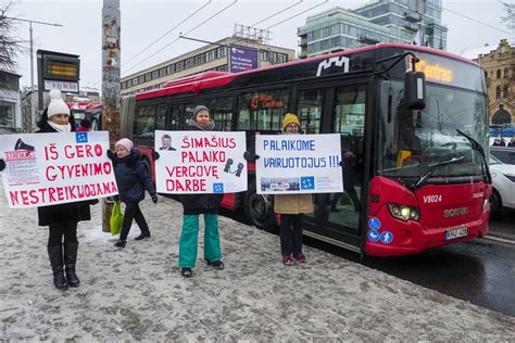 Teminis nuotrauka: streikuojantys darbuotojai prie transporto įmonės