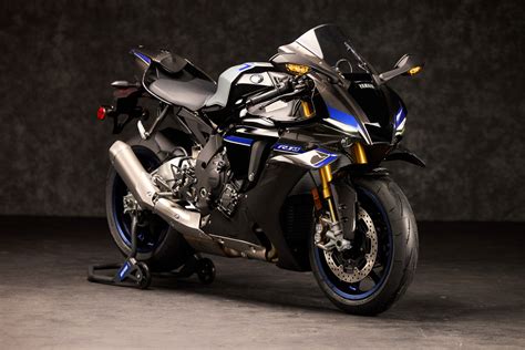 Yamaha YZF-R1 2020-2021 aerodinaminis kėbulas ir LED žibintai