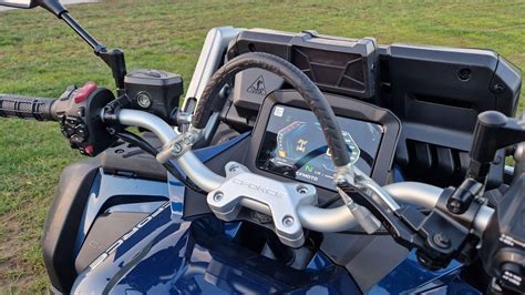 Yamaha YZF-R1 prietaisų skydelis ir pakaba