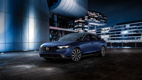 Tematinė nuotrauka, vaizduojanti Honda Accord 7, važiuojantį keliu