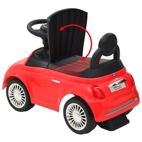 Nuošalios gatvės fone stovintis Fiat 500 automobilis