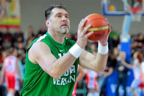 Arvydas Sabonis prie savo automobilio