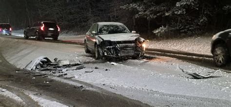 Apledėjusi ir slidi kelio danga Gražinos gatvėje, sukėlusi avariją