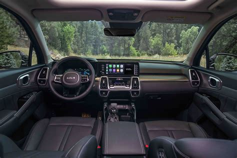 Kia Sorento 2013 interjeras su skaitmeniniu prietaisų skydeliu
