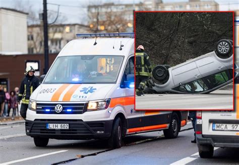 Nuotrauka apvirtusio BMW 330D automobilio magistralėje A1