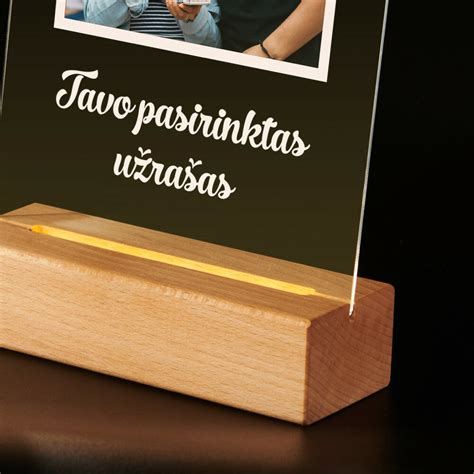 Nuotrauka: žibinto stiklo keitimo procesas
