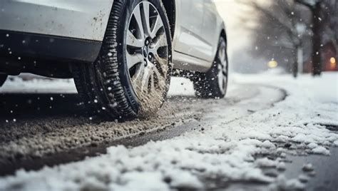 Tematinė nuotrauka: žmogus apžiūri automobilio padangas esant šaltai temperatūrai